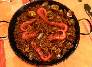 Una foto de Fideuá al horno con carabineros y almejas
