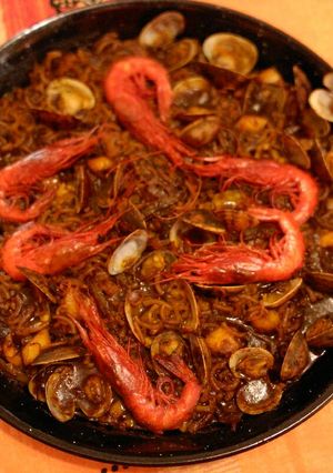 Una foto de Fideuá al horno con carabineros y almejas