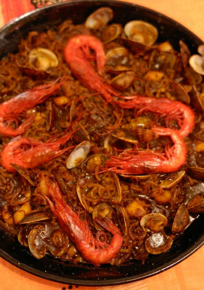 Una foto de Fideuá al horno con carabineros y almejas