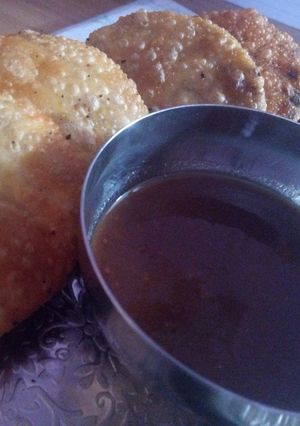 आंबट गोड बेसन कचोरी (bessan kachori recipe in marathi) रेसिपी चे मुख्य फोटो