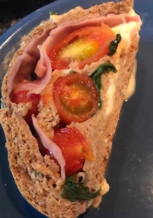 Una foto de Rollo integral de tomates cherry - Rocambole de tomates cherry