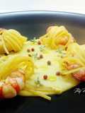 Gamberi con gabbia di spaghetti croccanti e crema di ceci al curry
