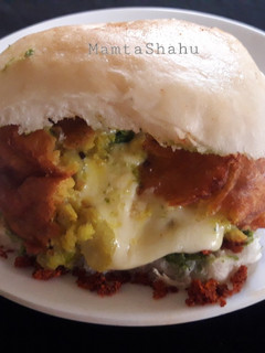 चीज़ी वड़ा पाव (Cheese vada pav recipe in Hindi) रेसिपी मुख्य फोटो