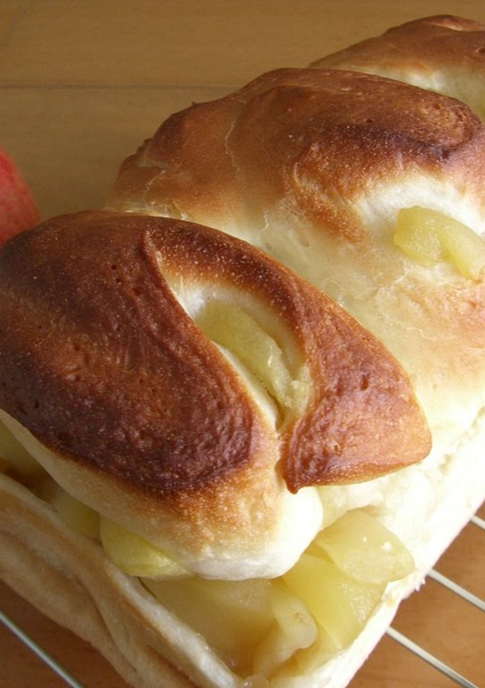 A picture of Honey Apple Bread.