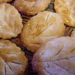 A picture of Leaf Pies.
