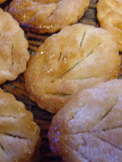A picture of Leaf Pies.
