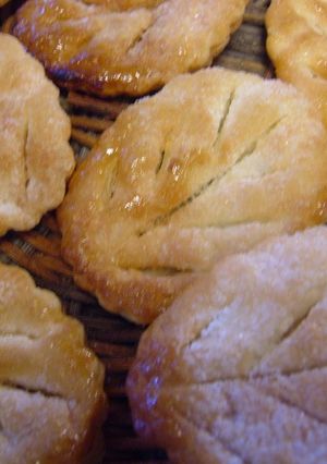A picture of Leaf Pies.