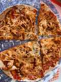 Pizza con tortita integral de trigo y pollo, en freidora de aire