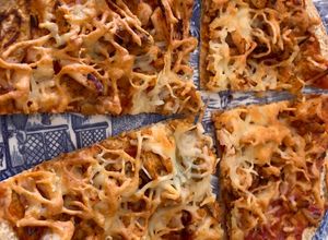 Foto principal de Pizza con tortita integral de trigo y pollo, en freidora de aire