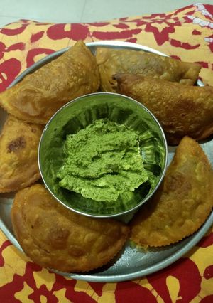 मटार करंजी (Matar Karanji Recipe In Marathi) रेसिपी चे मुख्य फोटो 