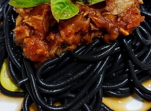 Una foto de Espaguetis🍝Al Nero Di Seppia con Atún en Salsa Roja...!😋