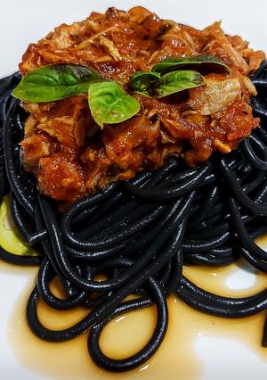 Una foto de Espaguetis🍝Al Nero Di Seppia con Atún en Salsa Roja...!😋