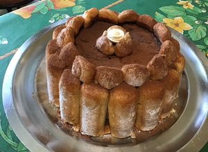 Une photo de Charlotte aux deux chocolats, liqueur de vanille et mascarpone