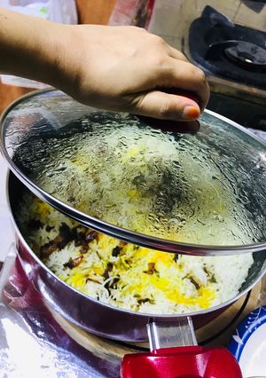 A picture of Chicken charcoal dum biryani.