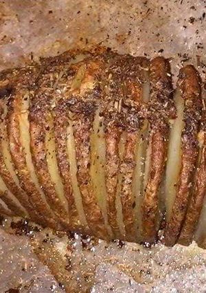 A picture of Hassleback style potatoes.