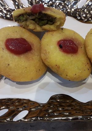 A picture of Peas stuffed rava kachori.