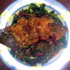 A picture of Gurame fish spinach sweetish acid and spice.