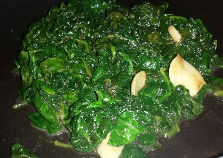 How to Make Spinach and Garlic in 16 Minutes at Home