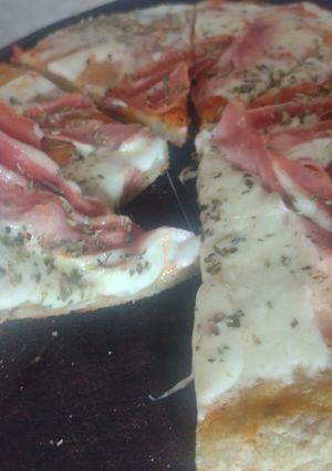 Una foto de Pizza Keto con jamón crudo