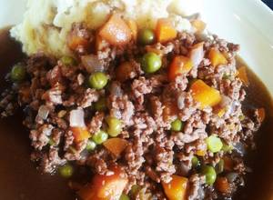 https://img-global.cpcdn.com/recipes/5772711688142848/300x220cq70/scottish-mince-n-tatties-recipe-main-photo.jpg