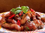 A picture of thịt rang cháy cạnh ngũ vị hương