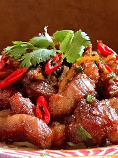 Hình của món Thịt Rang Cháy Cạnh Ngũ Vị Hương.