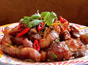 Hình của món Thịt Rang Cháy Cạnh Ngũ Vị Hương.