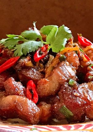 Hình của món Thịt Rang Cháy Cạnh Ngũ Vị Hương.