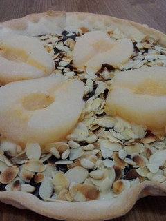 Una foto de Tarta de pera, chocolate y almendras