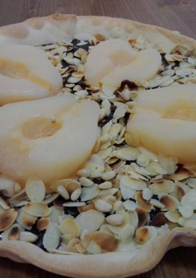 Una foto de Tarta de pera, chocolate y almendras