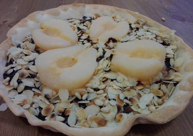 Tarta de pera, chocolate y almendras
