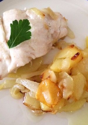 Una foto de Pargo al horno con patatas panadera