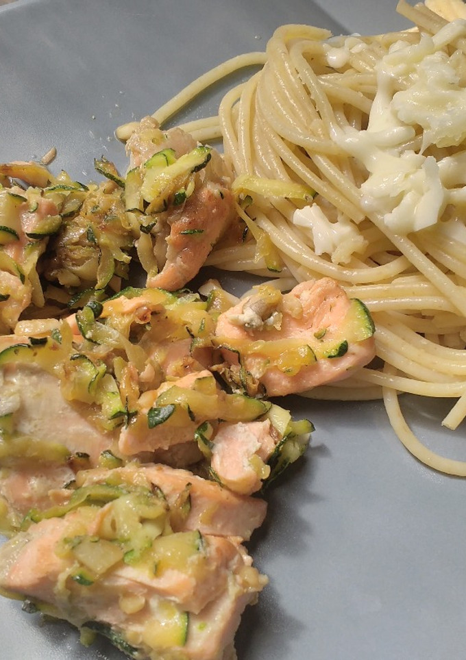 Una foto de Espagueti con salmón y calabacín