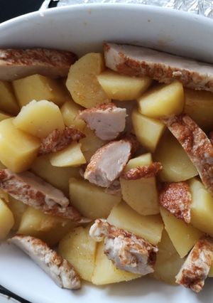 Une photo de Pomme de terre au four avec des émincés de poulet