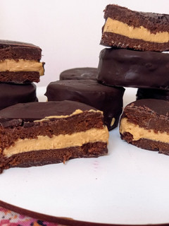 Una foto de Alfajor helado de chocotorta 🤪