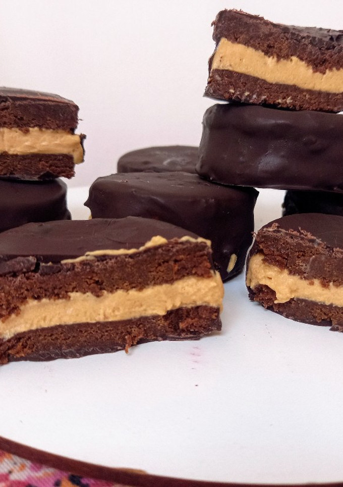 Una foto de Alfajor helado de chocotorta 🤪