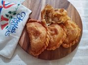 Una foto de empanadas de atun con cebollas