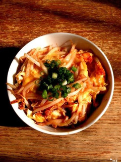A picture of Looks like prawns with chili sauce! Easy rice bowl only with bean sprouts.