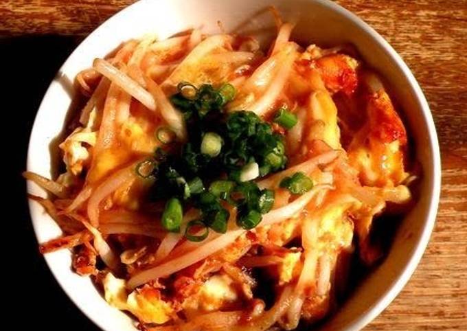 Looks like prawns with chili sauce! Easy rice bowl only with bean sprouts