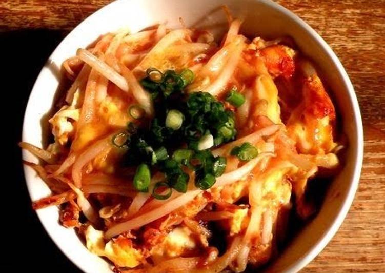 Looks like prawns with chili sauce! Easy rice bowl only with bean sprouts