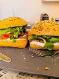 Pane ai semi con salmone e cetrioli