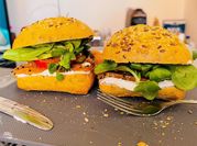 Una foto di formaggio spalmabile salmone