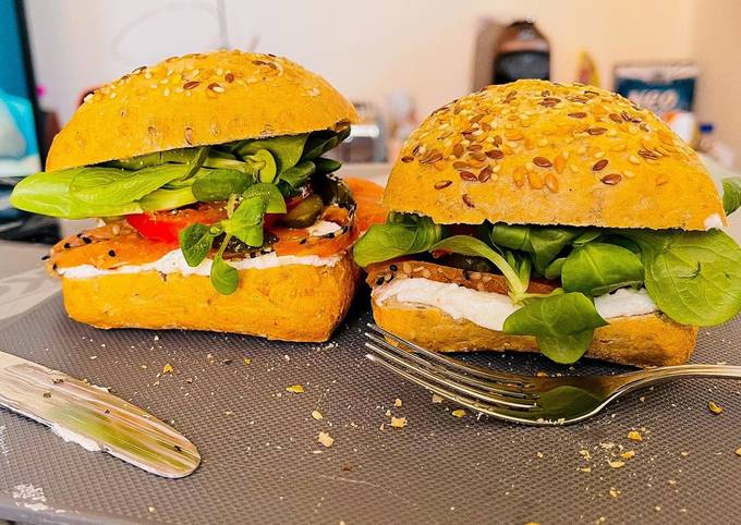 Pane ai semi con salmone e cetrioli