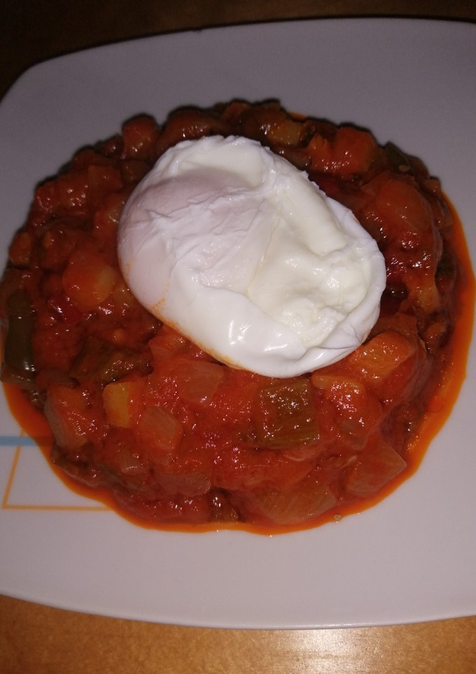 Una foto de Pisto Manchego con huevo poché