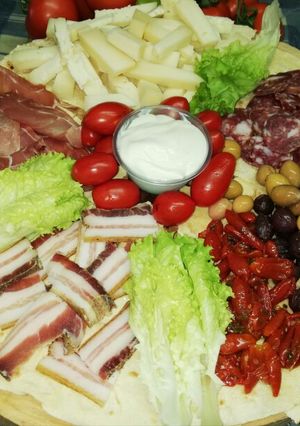 Foto di Tagliere sfizioso di salumi e pane carasau 🎅🎄😉