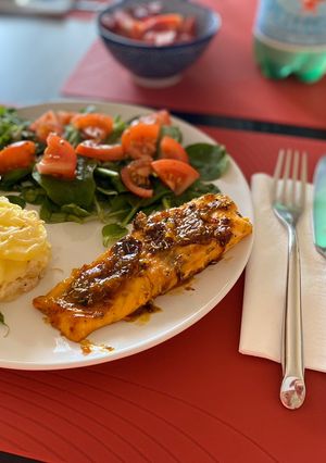 Una foto de Salmón caramelizado a la miel, naranja y romero