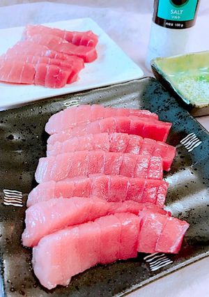 A picture of Sashimi (Chutoro) or Sushi with Coarse Salt.