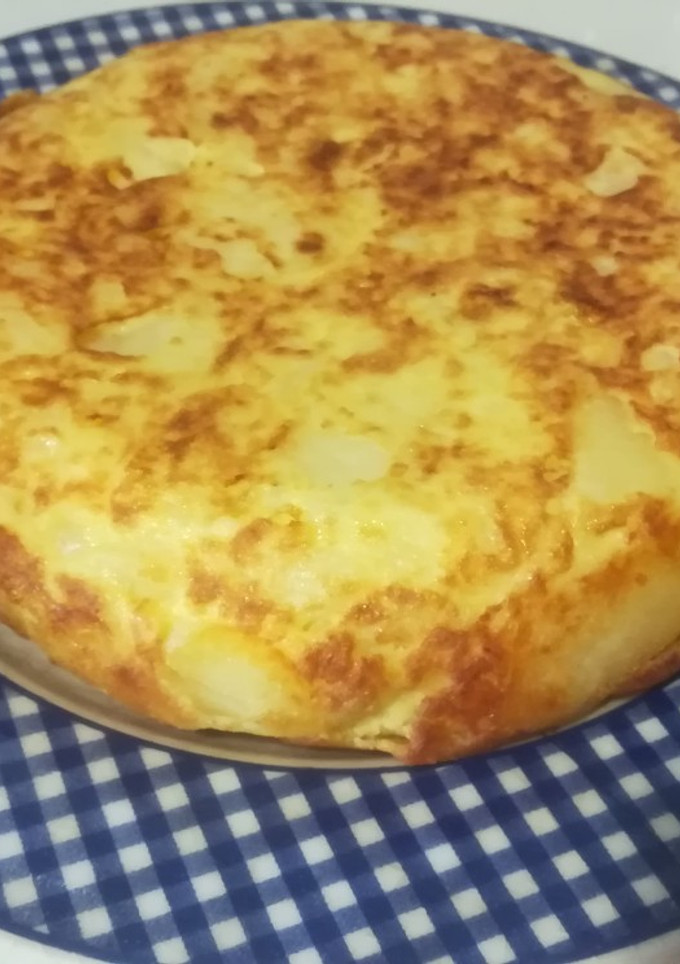 Una foto de Tortilla de patatas ligera (patatas hechas en Olla Gm g)