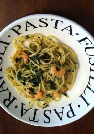 Una foto de Spaghetti con espinacas y camarones