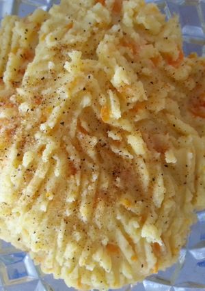 A picture of Mash potatoes carrots with bacon.